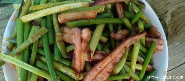  吃货的下酒好菜，爆炒蒜苔鱿鱼，太好吃，看完你就会炒