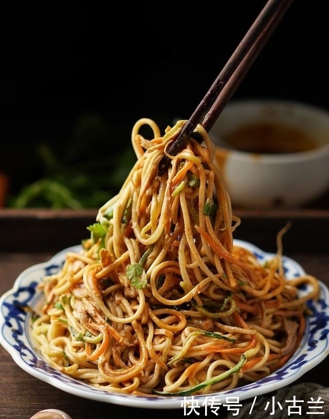酱料|夏天就馋这碗面,麻辣鲜香,吃起来好过瘾,原来加了这味酱料