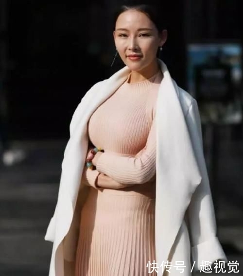 30岁辣妈浅色连衣裙,时尚优雅,绽放出辣妈独特风范