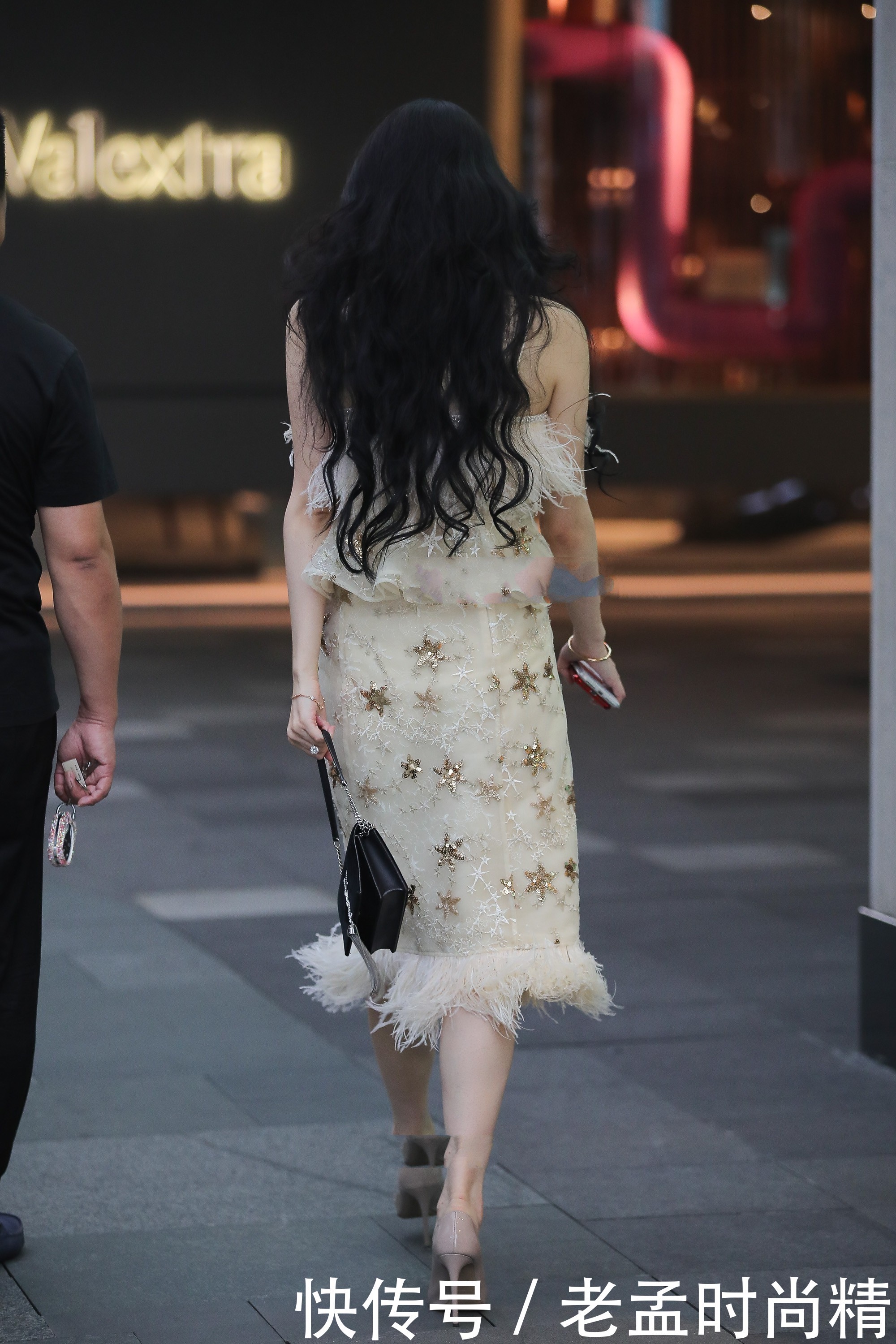 裙子|街拍:独特设计两根带子“挂”在脖子上,时尚款裙子,显优美曲线