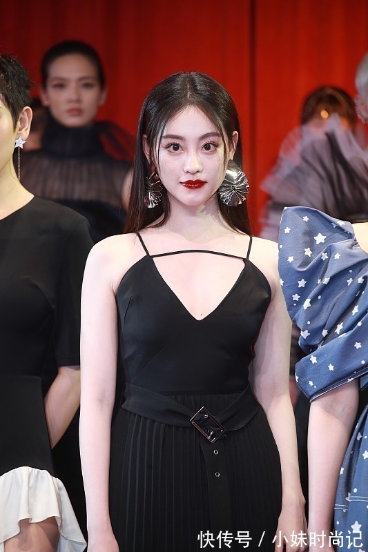 身材 祝绪丹生图丝毫不影响颜值,但身穿吊带裙“身材平平”,缺少亮点