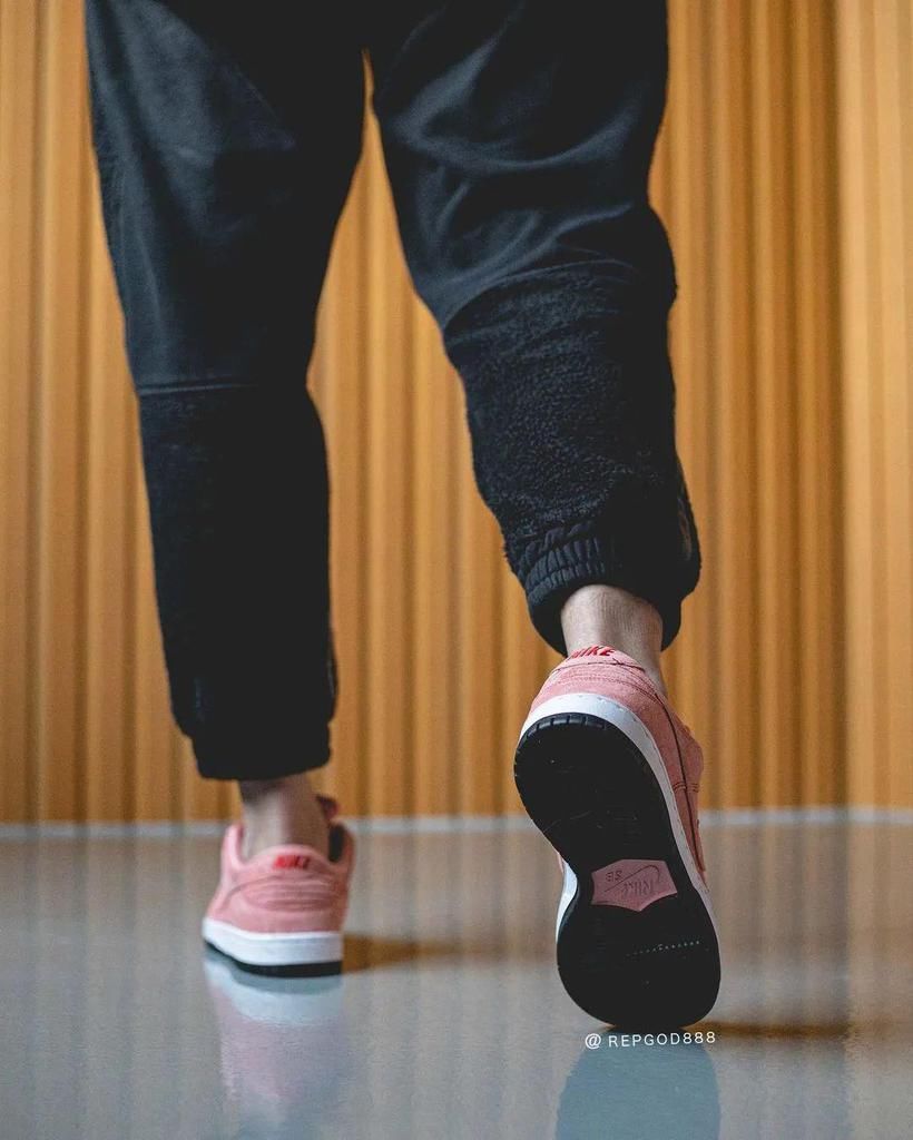 Dunk|“骚粉” 配色猛男最爱!SB Dunk “ 粉红猪 ” 上脚太香了!