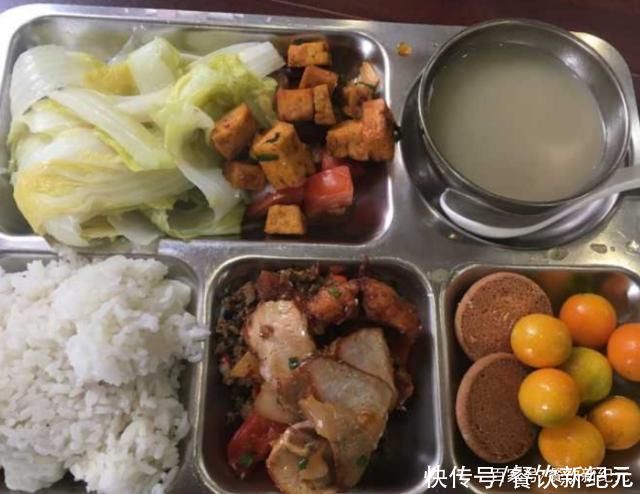 医生食堂有“多爽?”5块钱管饱，水果随便拿，菜品7天不重样!