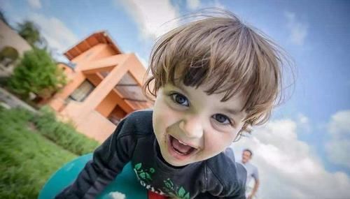 3岁儿子帮爸爸搓澡被拒绝,看清娃手上的东西后,网友:来报仇的