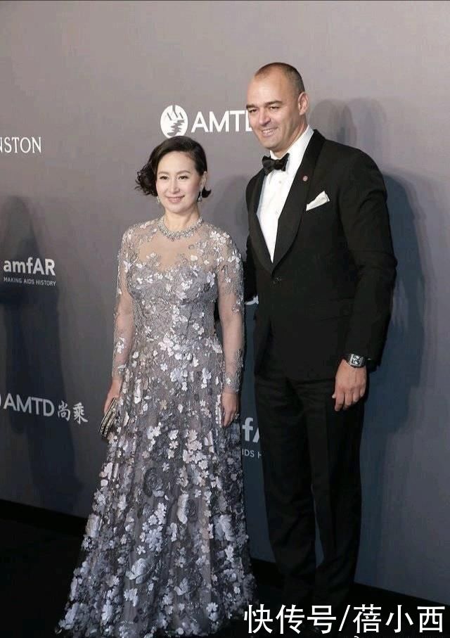 穿搭|何超琼换了清爽短发减龄至少20岁，穿粉色上衣配短裤，秀出豆腐腿