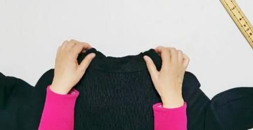 只用1根皮筋就解决了毛衣领子松懈难题，这里的妙招你想到了吗？