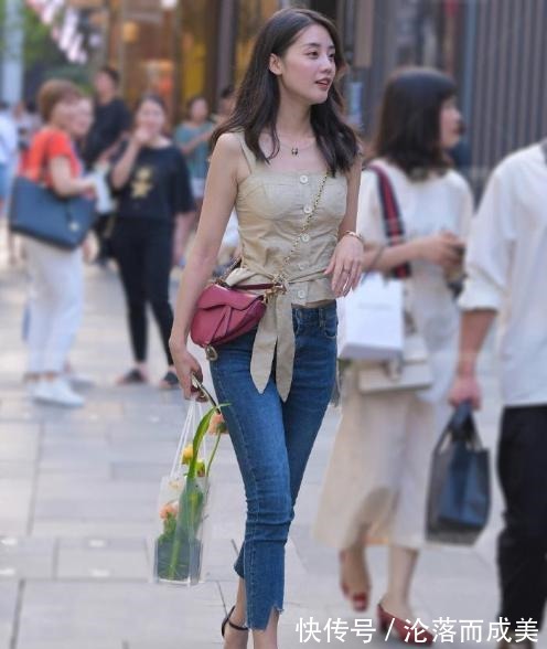 清新 浅灰色T恤搭配七分牛仔裤,简洁干练,清新自然!