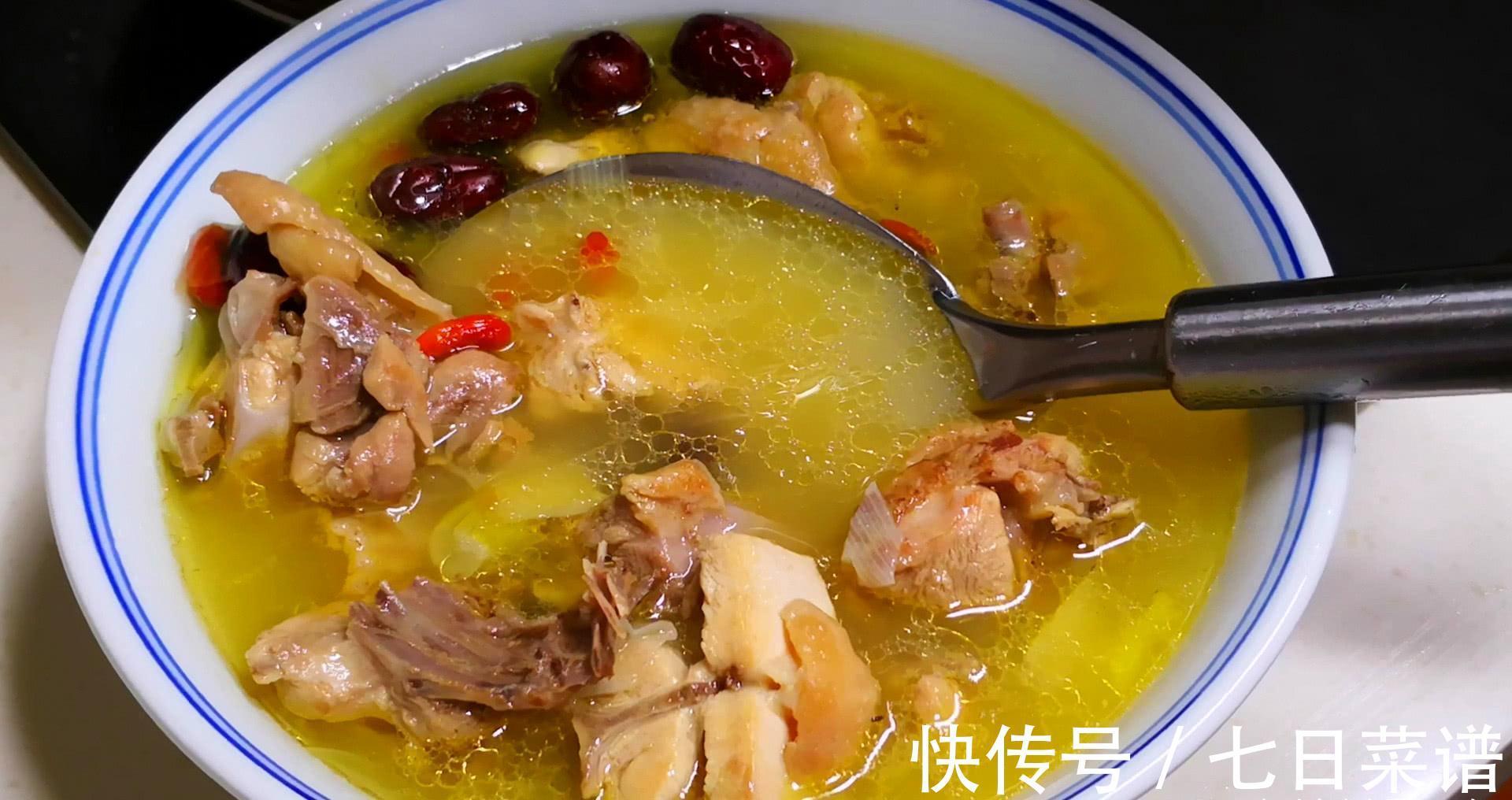 炖鸡汤，牢记“3放2不放”，鸡汤色白味浓营养高，很多人还不知道