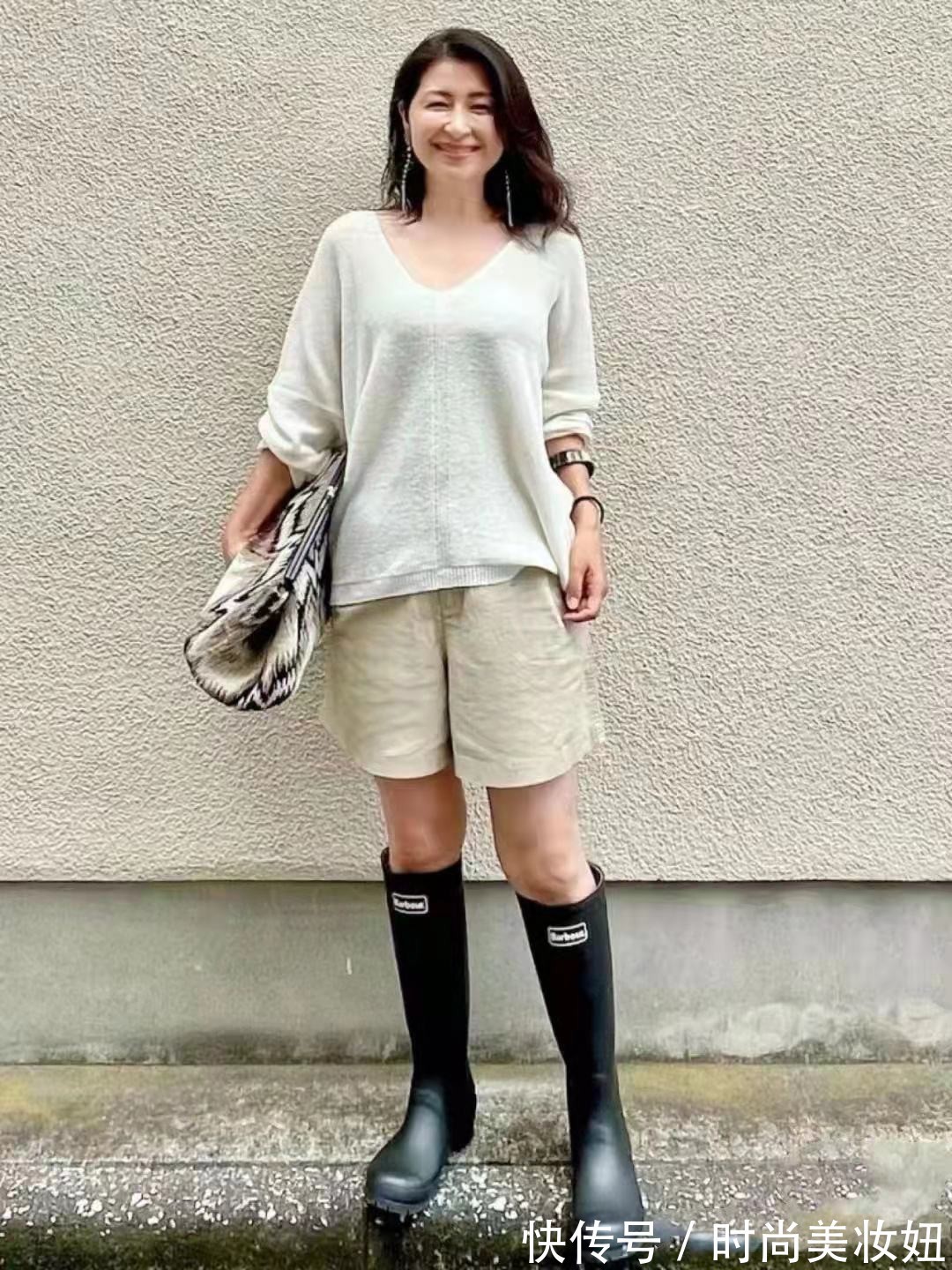 上衣|女人年纪越大,穿衣打扮要“气质”,普通人照着穿也优雅大气