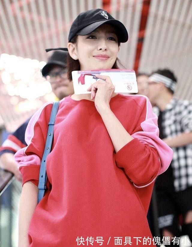 大长腿|佟丽娅真是太美了,一身红色运动套装休闲舒适,“漫画腿”抢镜!