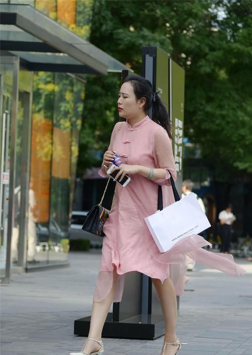 如何搭配出成熟稳重,还显年轻,粉色连衣裙搭配尖头细跟鞋就可以