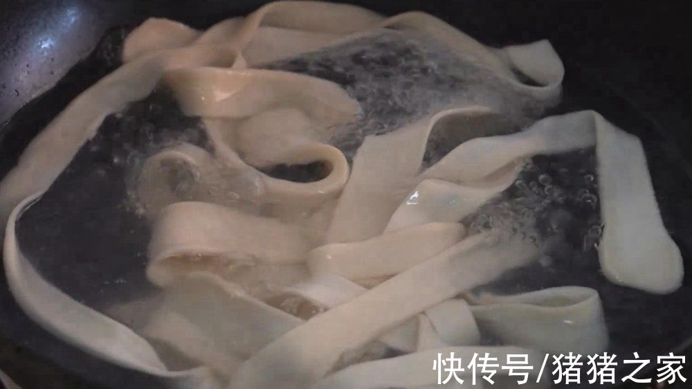 为什么新疆大盘鸡那么好吃，原来是有技巧的，想吃的赶紧学起来