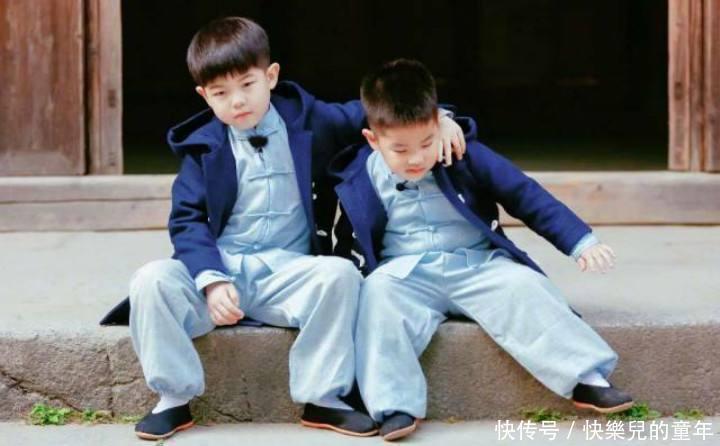 大宝|二胎弟弟给姐姐洗脚动作娴熟,原是有这个做诱饵,网友:最小童工