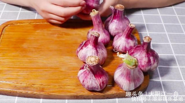 糖醋蒜怎样做才好吃大厨告你配方和比例，一年不坏不蔫，还倍脆