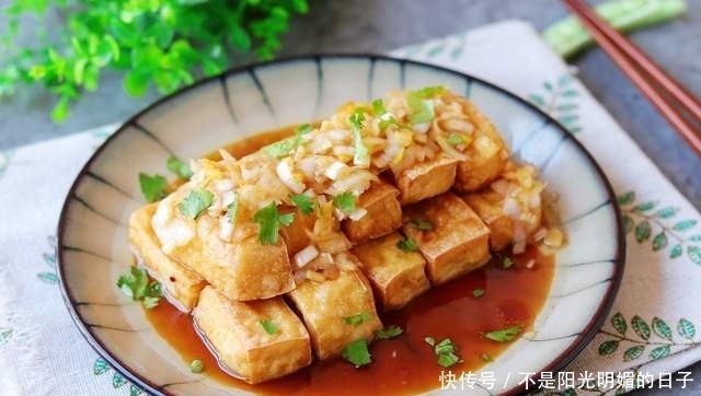 豆腐炸一炸,再和大葱拌一拌,没想到这么好吃,上桌惊艳了全家人