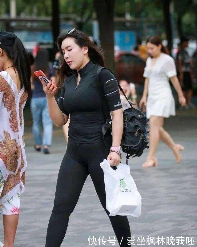 穿搭 自然随性的打底裤穿搭更显大气时尚感,百搭耐看又大方,略显低调!