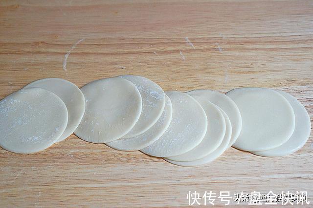 包饺子还是素馅更香,闻着就流口水,吃一次5块钱,给肉都不换