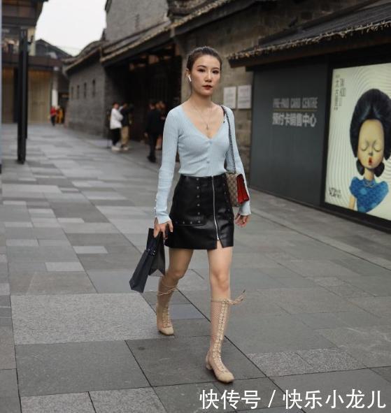 美女别致的皮裙,配网状高筒靴,时髦有魅力