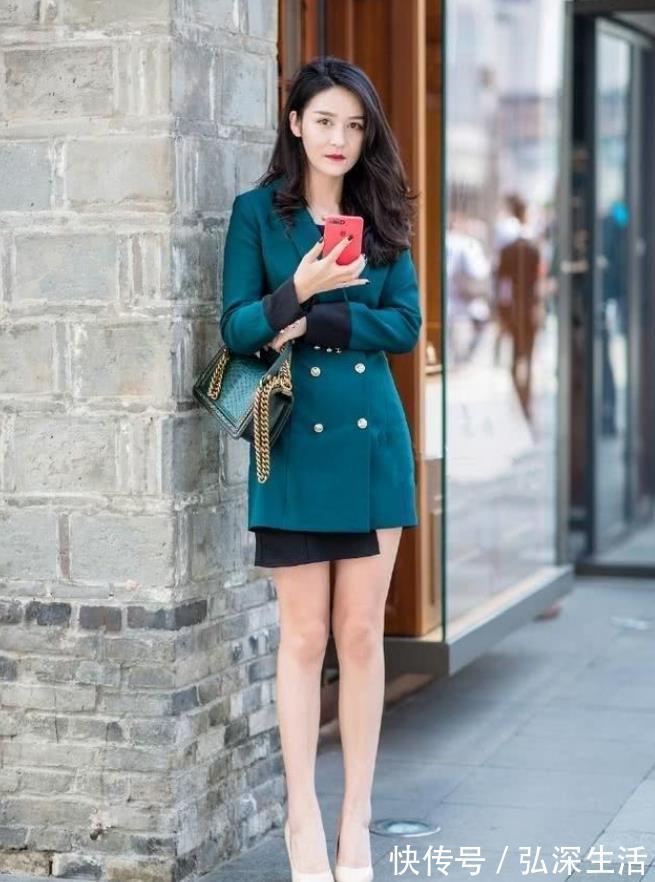 休闲裤|街拍:魅力十足的美女,休闲裤搭配T恤,清爽又显青春活力