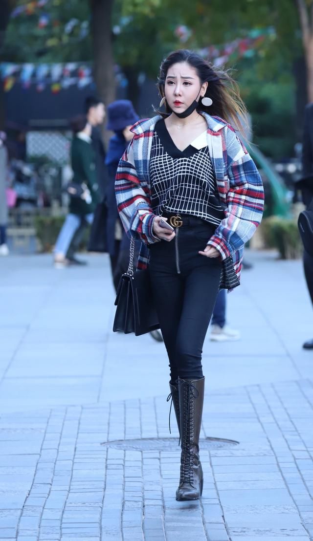 牛仔裤清爽帅气，干净利落塑造好身材，轻松打造美女的个性时髦