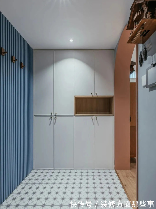 一面窗|95平混搭风复式房子墙面纯白+浅灰色,彩清浅柔和却不失层次感