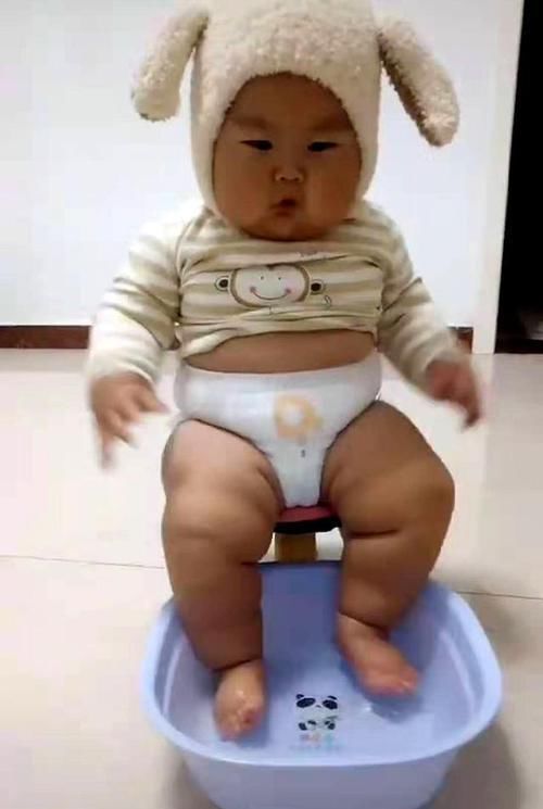 两条腿|“最灵活的胖宝宝”蹿红网络,洗脚的时候小脚乱颤,网友想要同款宝宝