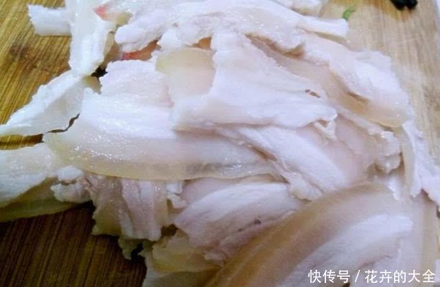 蒜味|做“蒜泥白肉”别直接加水煮,多加这3样,蒜味浓厚肥而不腻!