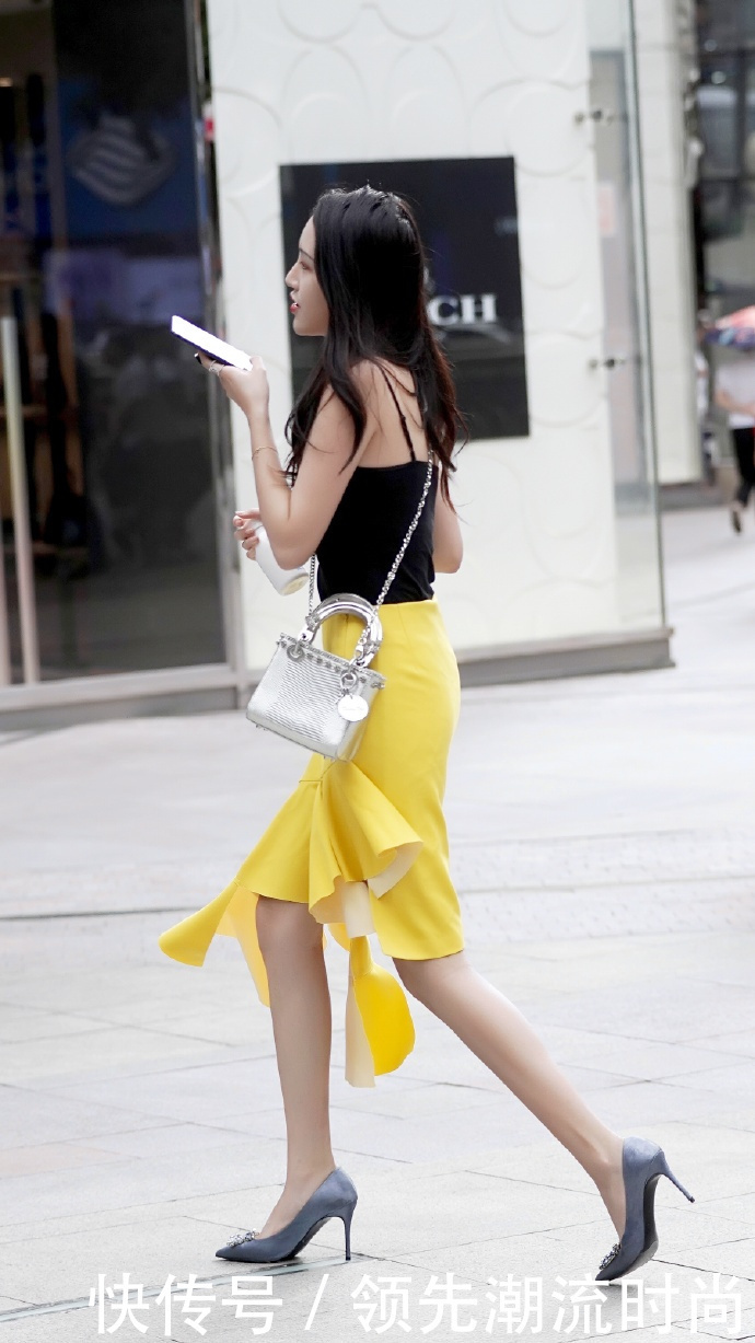 自带|街拍:腿长的人真的直不起腰?自带视觉冲击力的小姐姐了解一下