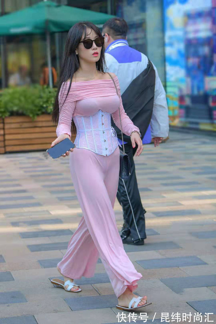 诱人 美女脚上搭配上一双高跟凉鞋,优雅的绑带在脚面上显得更加的优雅