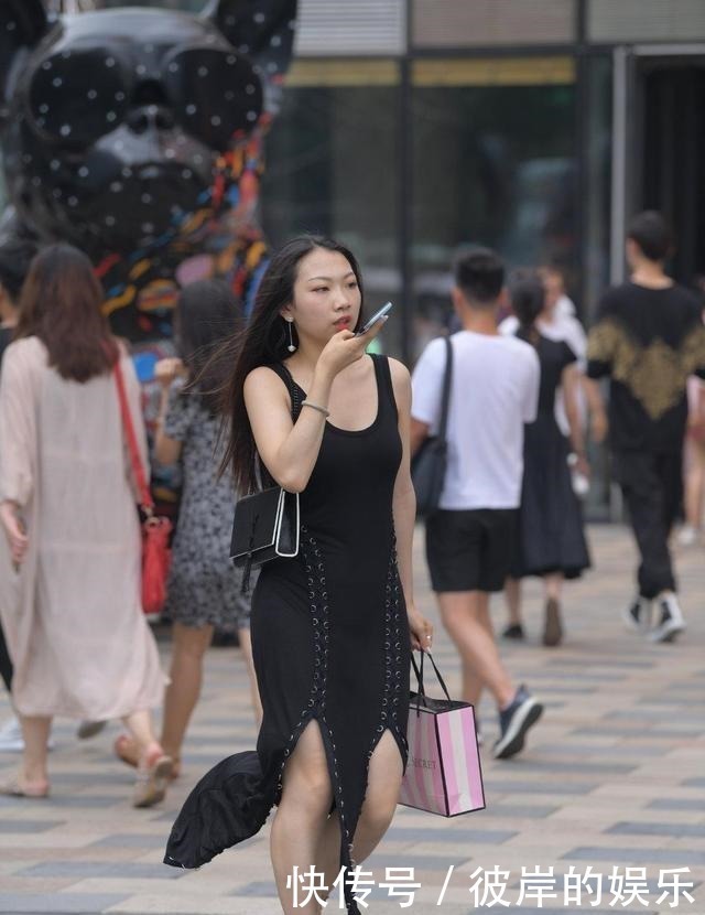 好身材|简单的裙子也想有特点，那你就要会混搭，好身材也需要有气质