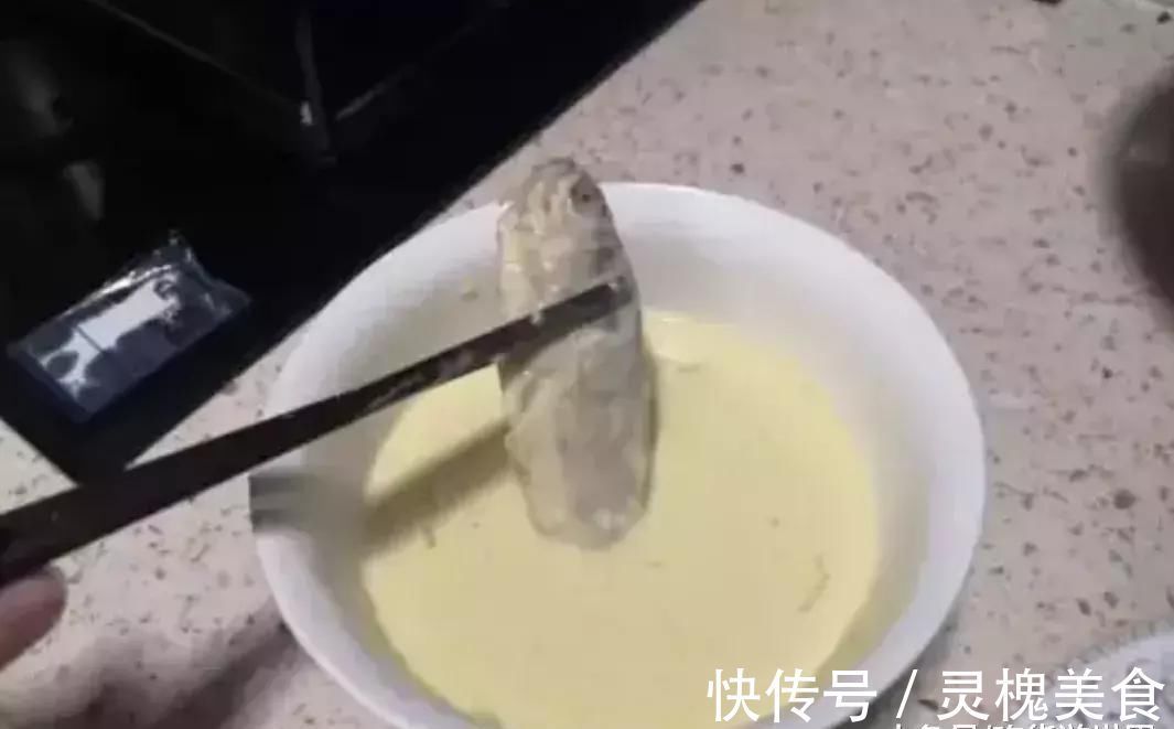 炸鱼时用淀粉还是面粉？大厨教你正确方法，鱼肉又酥又嫩超好吃！