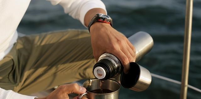 央视|这种保温杯已遭央视曝光,倒入热水变毒水,不少家长仍在购买