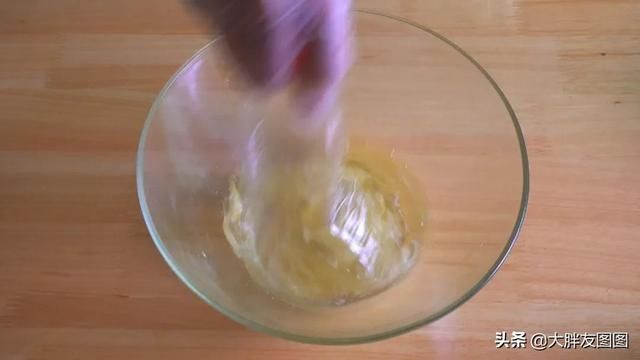 没秤,没打蛋器,没烤箱,如何做出蓬松的无油蛋糕?