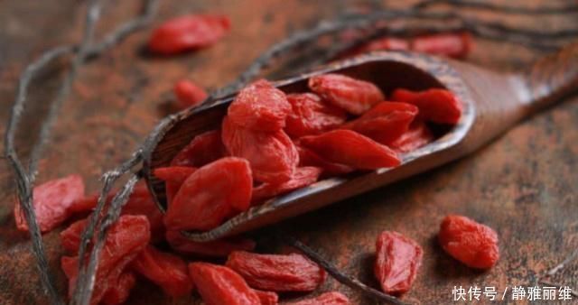 熬夜者|枸杞和它一起泡水喝,保肝护肝,明目降压,老年人和熬夜者要常喝