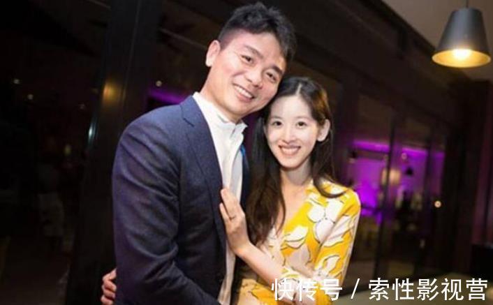 章泽天|比刘强东只大5岁的丈母娘长啥样？当看到全家福后，网友：我自闭了