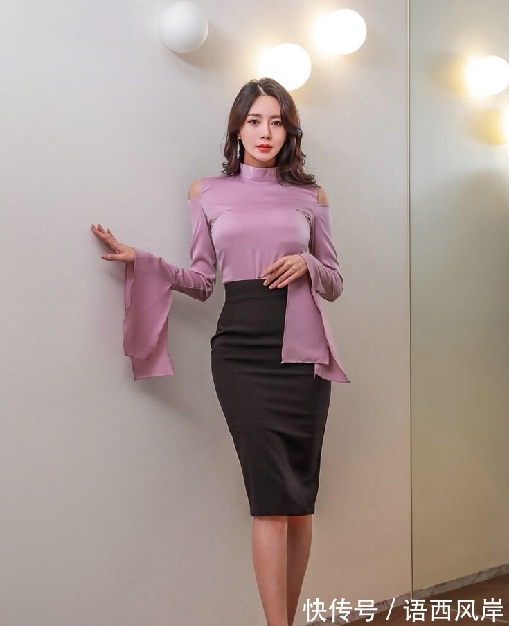 知性|洋气纯色喇叭袖打底衫,搭配半身裙高跟鞋穿着洋溢着青春活力