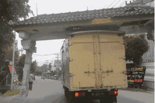 |搞笑GIF:帅哥拉弓的动作其实挺标准的,手里的东西是亮点!