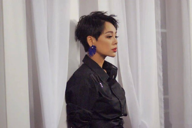 當年蹲在張國立腳邊說話，寧靜表情諂媚，一旁的章子怡滿臉不屑