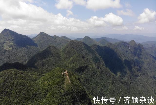 巴山大峡谷|航拍夏日的巴山大峡谷，青山连绵起伏耸立云中