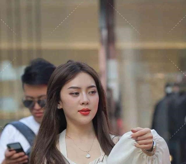 小姐姐好会穿，吊带裙加个泡泡袖，又仙女又贵妇