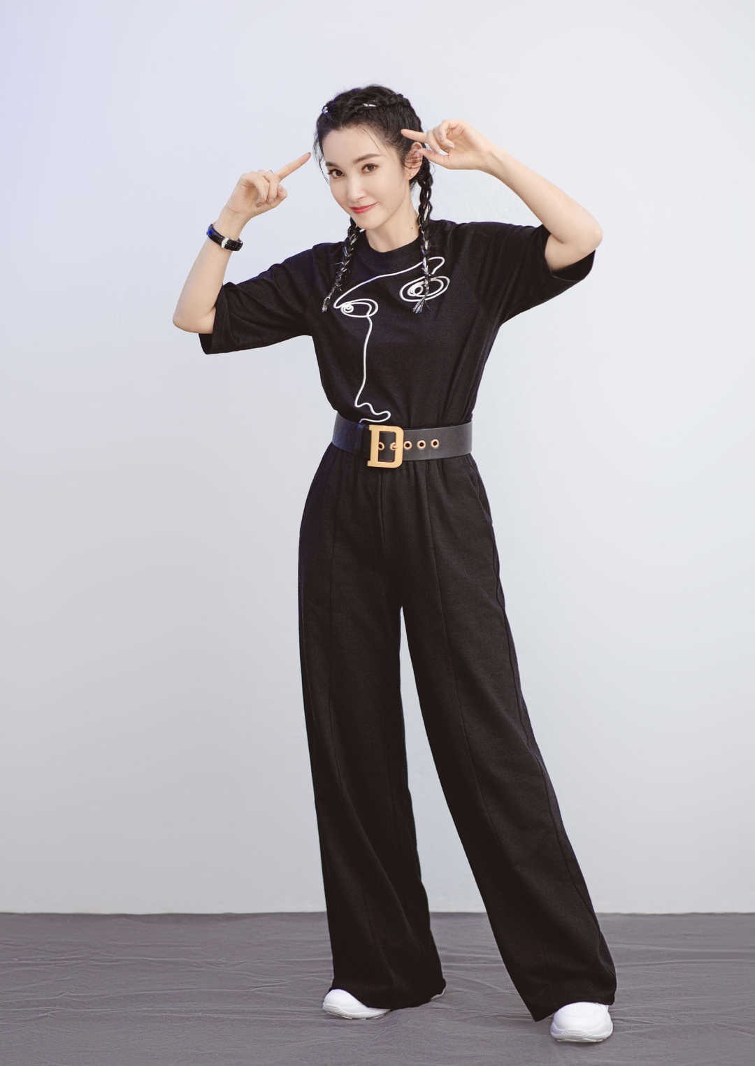 黑色|35岁的薇娅身材高挑纤瘦，穿黑T恤搭配黑色破洞工装裤，又飒又美