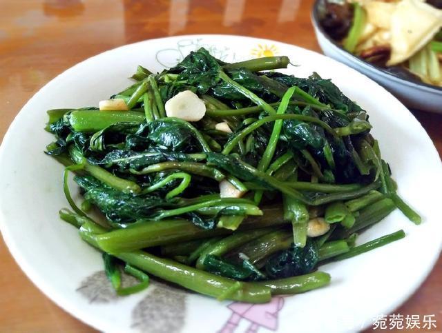 妈妈在我家吃午餐,简单家常,她说家人在一起吃饭就好