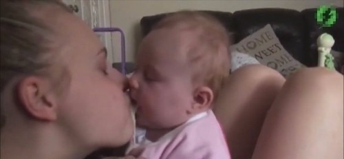 宝爸|宝妈跟宝宝玩亲亲,宝宝一脸嫌弃,接下的动作网友笑出了声。