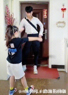 身子|哥哥下班回家,妹妹“尬舞”相迎,哥哥扭动身子那一刻网友笑翻