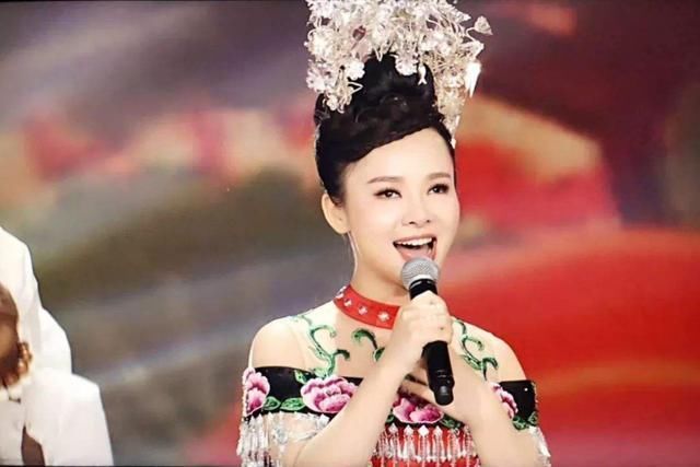 双目 24岁获《星光大道》总冠军,双目失明却成著名歌手,婚后幸福美满