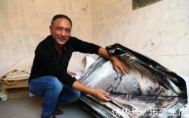 成墨#美术教师耗时38年,画7500米长的画,如今欠债80万,要卖房抵债