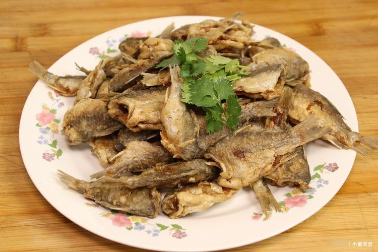 面粉|炸鱼时,有人用淀粉有人用面粉?都不对,大厨教你正确做法