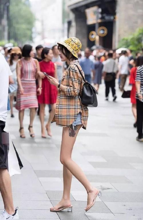 美女脚上搭配一双尖头高跟鞋，水晶翻扣的修饰有着一种优雅的姿态