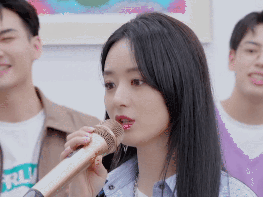 赵丽颖|眼里终于有了光!赵丽颖录节目全程笑脸,8位男星陪玩全程捧场