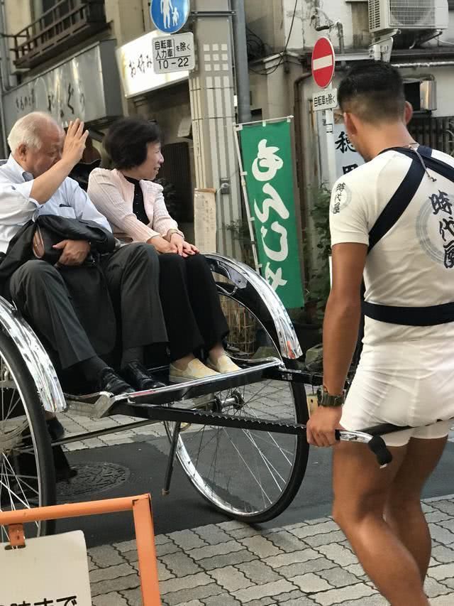 寻城记在东京浅草蹲大排档，饮大啤，挤蜗居，做一回地道日本人